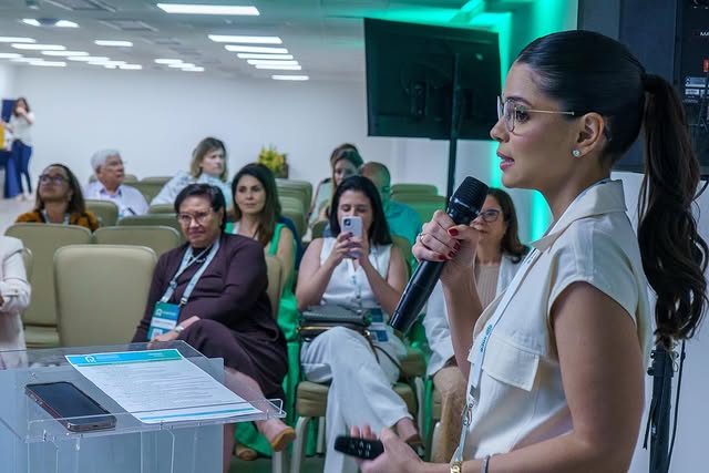 Dra. Bárbara Accioly durante palestra
